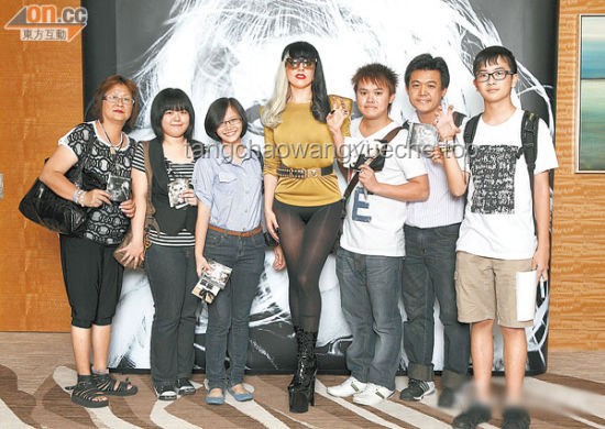 Lady Gaga新加坡演唱会：音乐与科技的跨界狂欢，创新演绎未来舞台🌟✨, 跨界融合, 科技赋能, 沉浸式体验, 创意互动